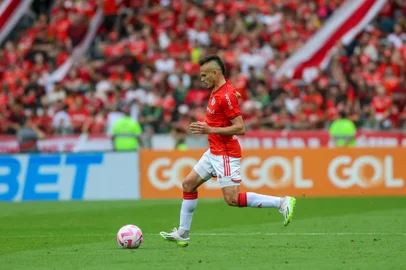 O lateral-esquerdo Renê em lance do jogo do Inter contra o Santos no Estádio Beira-Rio, válido pelo Brasileirão.<!-- NICAID(15599781) -->