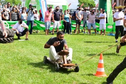 Registro dos Jogos Coloniais da Festa da Uva, etapa Fazenda Souza. <!-- NICAID(15010225) -->