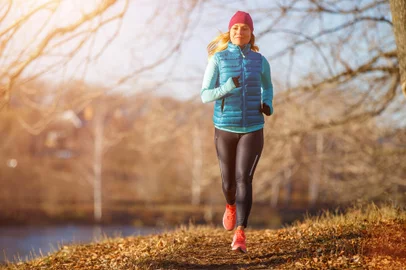 Young woman running in autumn park at sunny dayYoung woman running in autumn park at sunny day. Sporty girl jogging at the cold weatherIndexador: Kumer SergiiFonte: 243697191<!-- NICAID(15440970) -->