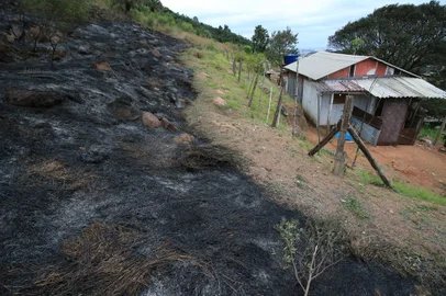 PORTO ALEGRE, RS, BRASIL.PORTO ALEGRE,RS,BRASIL.2024,07,04.Morro Santa, que ocorreu incêndio ontem por volta do meio dia, moradores relatam , que chamaram os bombeiros e somente apareceram as 19 horas.(RONALDO BERNARDI/AGENCIA RBS).<!-- NICAID(15805953) -->