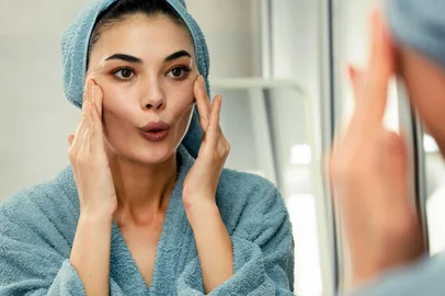 Conceito de skincare, yoga facial, massagem facial - Foto: sebra/stock.adobe.comFonte: 535197414<!-- NICAID(15958381) -->