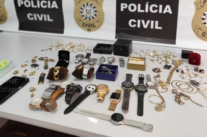 Polícia Civil prende homens suspeitos de invadir casas e furtar joias, relógios e equipamentos eletrônicos, em FarroupilhaUma investigação conduzida pela Polícia Civil de Farroupilha prendeu, nesta terça-feira (12), dois homens suspeitos de invadir casas e furtar joias, relógios, equipamentos eletrônicos e bens de alto valor. Até o momento, seis vítimas já foram identificadas, com prejuízo estimado em mais de R$ 500 mil. <!-- NICAID(16099975) -->
