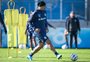 Roger aprimora troca de passes e finalizações em treino do Grêmio