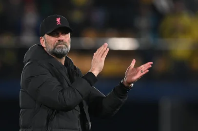 Liverpool's German manager Jurgen Klopp waves to supporters at the end of the UEFA Champions League semi final second leg football match between Liverpool and Villarreal CF at La Ceramica stadium in Vila-real on May 3, 2022. (Photo by Paul ELLIS / AFP)Editoria: SPOLocal: Vila-realIndexador: PAUL ELLISSecao: soccerFonte: AFPFotógrafo: STF<!-- NICAID(15091430) -->