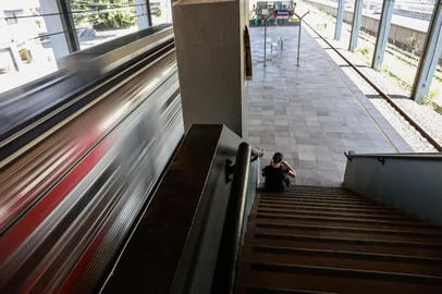 ESTEIO, RS, BRASIL, 21-01-2026: Fotos para matéria sobre monitoramento de problemas estruturais nas estações do Trensurb na Região Metropolitana. Na foto: Estação Esteio está com banheiro interditado por motivo de vandalismo, e só tem uma escada rolante. (Foto: André Ávila/Agência RBS)Indexador: Andre Avila<!-- NICAID(16208541) -->