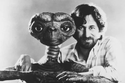 O diretor Steven Spielberg posa com um dos personagens mais icônicos criados por ele, o simpático ET, do filme E.T. - O Extraterrestre<!-- NICAID(11750558) -->