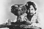 O diretor Steven Spielberg posa com um dos personagens mais icônicos criados por ele, o simpático ET, do filme E.T. - O Extraterrestre<!-- NICAID(11750558) -->