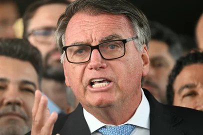 Former Brazil's President Jair Bolsonaro speaks to the media after leaving the Senate building in Brasilia on March 26, 2025. Brazil's Supreme Court on March 26, 2025, ordered far-right ex-president Jair Bolsonaro to stand trial on charges of plotting a coup after failing to win re-election in 2022. (Photo by EVARISTO SA / AFP)Editoria: CLJLocal: BrasíliaIndexador: EVARISTO SASecao: justice and rightsFonte: AFPFotógrafo: Handout<!-- NICAID(16003879) -->