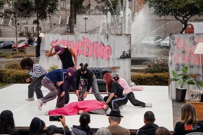 Formado por nove dançarinos da periferia de Caxias do Sul, o grupo Flow do Bairro estreia na próxima sexta-feira (7) um novo espetáculo de Breaking. “Quebrando Barreiras” terá sessão às 20h na Sala de Teatro Prof. Valentim Lazzarotto, no Centro de Cultura Ordovás. Os ingressos custam R$ 15 e serão vendidos na hora, na bilheteria do teatro. Toda a renda será destinada às ações de desenvolvimento artístico do grupo.<!-- NICAID(16159979) -->