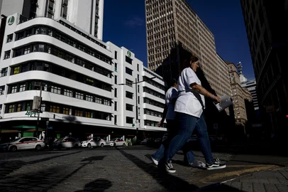 PORTO ALEGRE, RS, BRASIL - 2025.05.05 - Veranico de Maio. Calor no centro de Porto Alegre no início de Maio. (Foto: André Ávila/ Agência RBS)Indexador: Andre Avila<!-- NICAID(16030300) -->