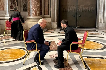 In this handout photograph taken and released by the Ukrainian Presidential Press Service on April 26, 2025, Ukraine's President Volodymyr Zelensky (R) meets with US President Donald Trump (L) on the sidelines of Pope Francis's funeral at St. Peter's Basilica at the Vatican. (Photo by Handout / UKRAINIAN PRESIDENTIAL PRESS SERVICE / AFP) / RESTRICTED TO EDITORIAL USE - MANDATORY CREDIT "AFP PHOTO / UKRAINIAN PRESIDENTIAL PRESS SERVICE" - NO MARKETING NO ADVERTISING CAMPAIGNS - DISTRIBUTED AS A SERVICE TO CLIENTSEditoria: WARLocal: KyivIndexador: HANDOUTSecao: armed conflictFonte: UKRAINIAN PRESIDENTIAL PRESS SERFotógrafo: Handout<!-- NICAID(16024964) -->