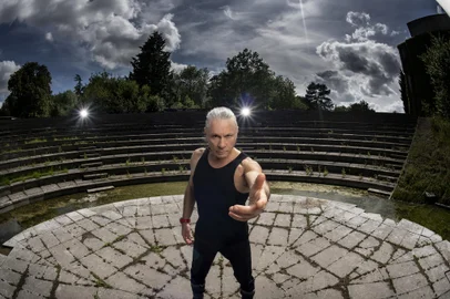 Bruce Dickinson<!-- NICAID(15741199) -->