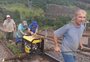 Sem estradas, agricultores transportam gerador a pé de Veranópolis a Bento Gonçalves