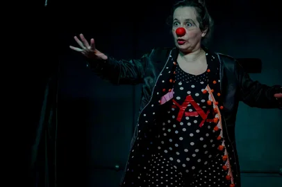 Concebido a partir de escutas sensíveis com mulheres mães da periferia de Porto Alegre, o espetáculo “Riso de Mãe é Coisa Séria”, da Las Brujas Cia de Teatro e Artes Integradas, será apresentado no dia 29 de maio, às 19h30, no Sindilojas Farroupilha (Rua Nataly Valentini, 75). <!-- NICAID(16045519) -->