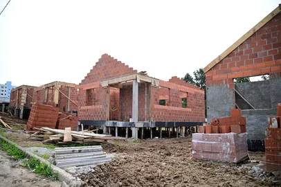 Após diversas notificações, a Prefeitura de Caxias do Sul rescindiu o contrato de forma unilateral com a empresa Binotto Construções Ltda, vencedora da licitação que estava construindo 227 unidades habitacionais no Loteamento Campos da Serra, dentro do programa estadual A Casa é Sua - Fase II, uma parceria entre o Governo do Estado e a Prefeitura. No início de junho, a Secretaria da Habitação reuniu as famílias selecionadas no programa para informar sobre as dificuldades enfrentadas com a empresa.<!-- NICAID(16095564) -->