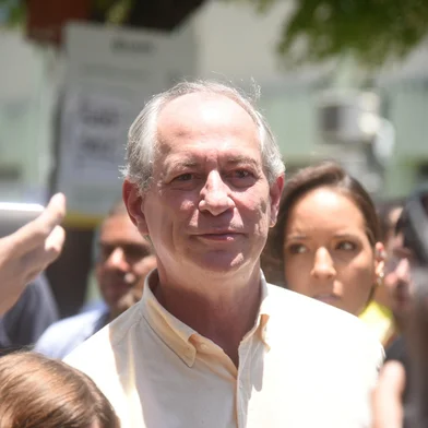 Ciro Gomes vota em FortalezaCE - ELEIÇÕES 2022/1º TURNO/CE/CIRO GOMES - POLÍTICA - O candidato à presidência da República pelo PDT, Ciro Gomes, (PDT), chega ao colégio eleitoral onde vota, na Sede   da Secretaria da Saúde do Estado do Ceará, localizado na Praia de Iracema, em Fortaleza (CE), na manhã deste   domingo, 02 de outubro de 2022, dia de eleições 2022. Ciro concedeu entrevista após a votação.   02/10/2022 - Foto: CAIO ROCHA/ISHOOT/ESTADÃO CONTEÚDOEditoria: POLÍTICALocal: FORTALEZAIndexador: CAIO ROCHAFonte: iShootFotógrafo: ISHOOT<!-- NICAID(15224073) -->