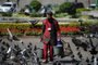 Idiati Mondin alimentando os pombos na Praça Dante Alighieri. Foto de 22/03/2022.<!-- NICAID(15135753) -->
