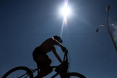 PORTO ALEGRE, RS, BRASIL, 28-01-2026: CLIMA. Onda de calor avança e eleva temperaturas no verão do RS. Foto: Jonathan Heckler/Agência RBS<!-- NICAID(16213094) -->