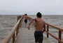Impactada pela chuva dos últimos meses e com trapiche interditado, praia do Laranjal faz ajustes e obras para o verão