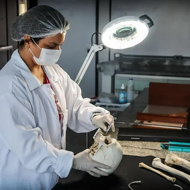 Após descartar material humano em osso encontrado em Bom Jesus, entenda como peritos identificam a origem do material.Entrevista com a diretora-geral adjunta do Instituto-Geral de Perícias (IGP-RS), Rosane Pérez Baldasso.<!-- NICAID(16350426) -->