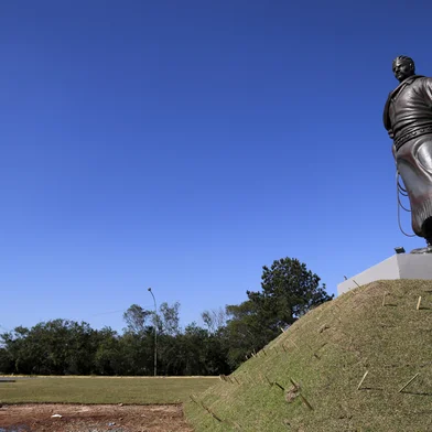 GRAVATAÍ, RS, BRASIL, 12-08-2025: O posto  Graal, na freeway, instalou uma réplica da estátua do Laçador. De longe ela chama atenção de quem passa pela rodovia. Feita de fibra de carbono a estátua parece ter proporções maiores que a estátua original. Foto: Camila Hermes/Agencia RBS<!-- NICAID(16099952) -->