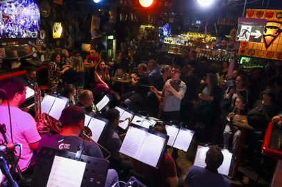 A Orquestra Municipal de Garibaldi realiza no domingo, dia 29 de outubro de 2023, o Concerto Rock Bar, em homenagem aos 40 anos do Bar Joe, sob a Direção do Maestro Luiz Carlos Zeni Junior, com a participação especial de Sady Homrich e Darwin Billyboy, das backing vocals Dani Ravizzoni e Priscila Bortolosso, a apresentação ainda conta com o roteiro e narração de Éverton Rigatti. O concerto será apresentado às 20 horas, no Clube Integração, com entrada franca.<!-- NICAID(15579952) -->