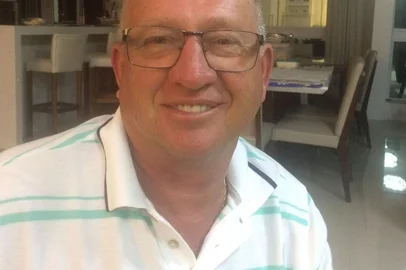 Ademir Envall / Facebook / Reprodução O empresário Ademir Envall morreu nesta segunda-feira (15), aos 68 anos. Ele estava internado no hospital do município de Quinze de Novembro, no Noroeste do Estado, onde faleceu.<!-- NICAID(16187010) -->