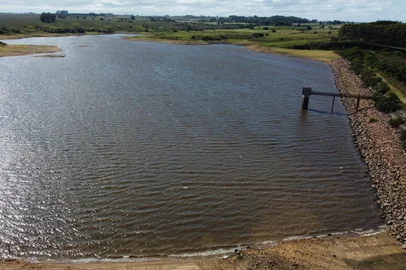 Imagem atualizada nesta terça-feira da Sanga Rasa. Nível da principal barragem de Bagé é o pior em mais de dois anos e município volta a ampliar racionamento de água<!-- NICAID(16021558) -->