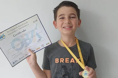 Felipe recebe medalha de ouro em Olimpíada de Astronomia. <!-- NICAID(15645848) -->