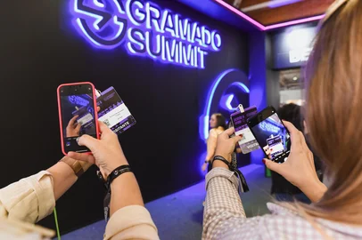 Gramado Summit / Divulgação Um evento com muita inovação e networking: essa é a promessa da 8ª edição do Gramado Summit que inicia nesta quarta-feira (4) e segue até sexta-feira (6), no Serra Park. Os ingressos ainda estão à venda, a partir de R$ 2 mil. A expectativa de público é de mais de 20 mil pessoas.<!-- NICAID(16051847) -->