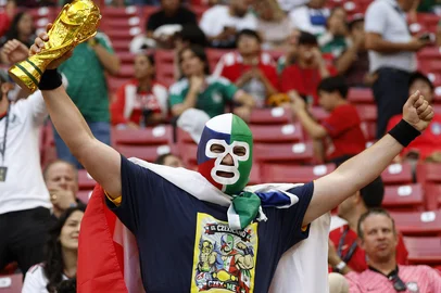 A Mexico fan wearing a wrestling mask gestures as he holds a replica of the World Cup trophy ahead of the 2026 World Cup Group A football match between South Korea and the Czech Republic at the Guadalajara Stadium in Zapopan on June 11, 2026. (Photo by Ulises RUIZ / AFP)Editoria: SPOLocal: ZapopanIndexador: ULISES RUIZSecao: soccerFonte: AFPFotógrafo: STR<!-- NICAID(16305106) -->