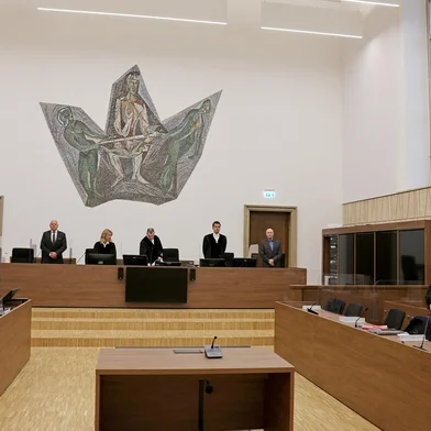 The defendant (R), a 28-year-old mother, stans next to her lawyers before her verdict is spoken at the end of her trial at court in Wuppertal, western Germany, on November 4, 2021. - The court sentenced the woman to life in jail for killing five of her six children, in a case prosecutors described as particularly "malicious". The mother, identified only as Christiane K., was found guilty of drowning or smothering the children in the bath in September 2020. (Photo by Oliver Berg / POOL / AFP)Editoria: CLJLocal: WuppertalIndexador: OLIVER BERGSecao: trialsFonte: POOLFotógrafo: STR<!-- NICAID(14932407) -->
