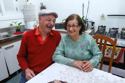 FARROUPILHA, RS, BRASIL, 24/05/2019: O casal de gringos Expedito e Natália Copelli do Coisas Que a Serra Fala.Indexador: ISADORA NEUMANN<!-- NICAID(14093186) -->