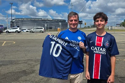 Mesmo sendo fãs do Strasburgo, servidor público Alain Fontanel, 56 anos, e o filho Antoine, 14, viajaram a Nova York para apoiar o time de Luis Enrique na reta final do Mundial de Clubes<!-- NICAID(16076488) -->