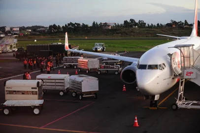 CAXIAS DO SUL, RS, BRASIL, 06/05/2024. Aeroporto Regional Hugo Cantergiani - Primeiro voo humanitário da GOL para Caxias do Sul, a partir de São Paulo - Congonhas. A aeronave seguiu com 4,5 toneladas de materiais enviados pela Defesa Civil de São Paulo, entre os quais: Mantas, Colchões, Água, Vestimentos e Antenas de Internet. (Porthus Junior/Agência RBS)<!-- NICAID(15756977) -->