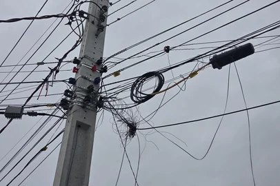 MP aciona CEEE Equatorial para remover fios soltos de postes em Pelotas<!-- NICAID(16259948) -->