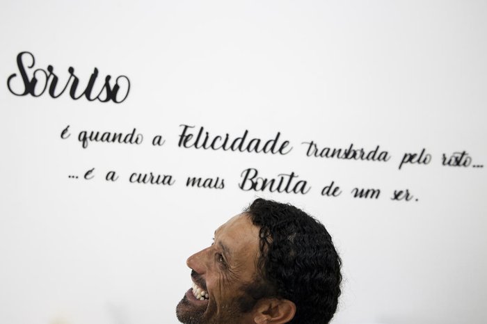 Frase na parede da clínica traduz um pouco do que Gerson sente