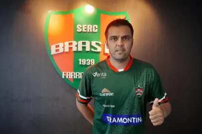 Luiz Carlos retorna ao Brasil e é o primeiro reforço do clube na temporada<!-- NICAID(14837221) -->