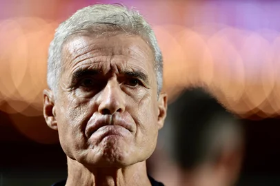 BRASILEIRO A 2026, SAO PAULO X GREMIOSP - BRASILEIRO A 2026, SÃO PAULO X GRÊMIO - ESPORTES - SP - SÃO PAULO - 11/02/2026 - BRASILEIRO A 2026, SÃO PAULO X GRÊMIO - Luís Castro técnico do Grêmio durante partida contra o São Paulo no estádio Morumbi pelo campeonato Brasileiro A 2026. 11/02/2026 - Foto: MARCELLO ZAMBRANA/AGIF - AGÊNCIA DE FOTOGRAFIA/AGIF - AGÊNCIA DE FOTOGRAFIA/ESTADÃO CONTEÚDOEditoria: ESPORTESLocal: SÃO PAULOIndexador: MARCELLO ZAMBRANAFotógrafo: AGIF - AGÊNCIA DE FOTOGRAFIA<!-- NICAID(16223576) -->