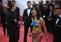 Mulher seminua invade tapete vermelho do Festival de Cannes para protestar 