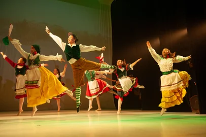 Espaço Cultural Akácio Camargo e Projeto Impulso realizam três apresentações dias 5, 20h, e 6, 16h e 20h, no Teatro do SESCUma festa para as tradições e figuras da cultura brasileira é o mote do espetáculo "Folclore Vivo: Raízes em Movimento", que o Espaço Cultural Akácio Camargo e o Projeto Impulso apresentam dia 5 de dezembro, às 20h, e dia 06, às 16h e 20h, no Teatro do Sesc, em Caxias do Sul. A proposta é mostrar as cores, histórias e tradições brasileiras em diferentes linguagens da dança.<!-- NICAID(15926721) -->