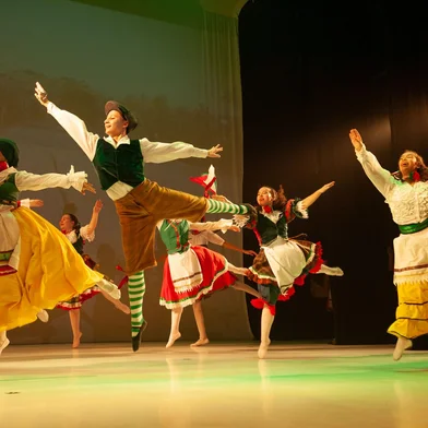 Espaço Cultural Akácio Camargo e Projeto Impulso realizam três apresentações dias 5, 20h, e 6, 16h e 20h, no Teatro do SESCUma festa para as tradições e figuras da cultura brasileira é o mote do espetáculo "Folclore Vivo: Raízes em Movimento", que o Espaço Cultural Akácio Camargo e o Projeto Impulso apresentam dia 5 de dezembro, às 20h, e dia 06, às 16h e 20h, no Teatro do Sesc, em Caxias do Sul. A proposta é mostrar as cores, histórias e tradições brasileiras em diferentes linguagens da dança.<!-- NICAID(15926721) -->