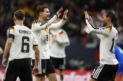 Odd ANDERSEN / AFP -Germany's midfielder #19 Leroy Sane (R) celebrates with Germany's midfielder #08 Leon Goretzka scoring his team fourth goal during the FIFA World Cup 2026 European qualification Group A football match between Germany and Slovakia in Leipzig, eastern Germany on November 17, 2025. (Photo by Odd ANDERSEN / AFP)Editoria: SPOLocal: LeipzigIndexador: ODD ANDERSENSecao: soccerFonte: AFPFotógrafo: STF<!-- NICAID(16169090) -->