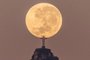 Fotografia que pelo enquadramento simula que o Cristo Redentor está segurando a Lua. Trabalho realizado pelo fotógrafo carioca Leonardo Sens<!-- NICAID(15451360) -->