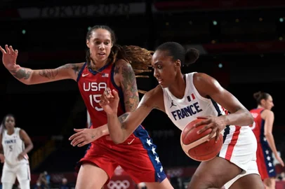TOPSHOT - France's Sandrine Gruda (R) dribbles the ball past USA's Brittney Griner in the women's preliminary round group B basketball match between France and USA during the Tokyo 2020 Olympic Games at the Saitama Super Arena in Saitama on August 2, 2021. (Photo by Aris MESSINIS / AFP)<!-- NICAID(14851254) -->