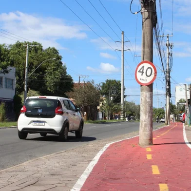 Reportagem mostra a criação de uma ciclofaixa na calçada, em Cachoeirinha, na Região Metropolitana<!-- NICAID(16235009) -->