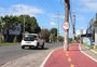 Ciclofaixa ocupa a calçada, tem piso tátil para cegos e poste no meio da via em Cachoeirinha