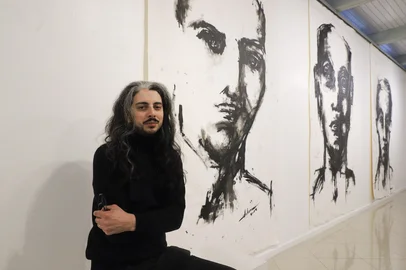 CAXIAS DO SUL, RS, BRASIL. 04.06.2025. O artista visual Christian de Lima que abre nesta quinta-feira (5), às 19h, a exposição “Nos prados verdes e nas pedras pretas”, na Galeria Gerd Bornheim, da Casa da Cultura. (Ulisses Castro / Agência RBS).Indexador: Bruno Todeschini<!-- NICAID(16052343) -->