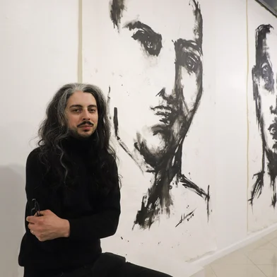 CAXIAS DO SUL, RS, BRASIL. 04.06.2025. O artista visual Christian de Lima que abre nesta quinta-feira (5), às 19h, a exposição “Nos prados verdes e nas pedras pretas”, na Galeria Gerd Bornheim, da Casa da Cultura. (Ulisses Castro / Agência RBS).Indexador: Bruno Todeschini<!-- NICAID(16052343) -->