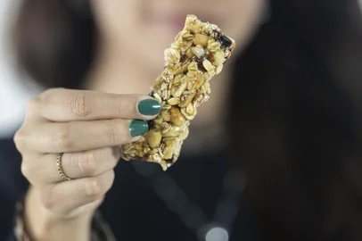 PORTO ALEGRE, RS, BRASIL, 04-08-2025: Muitos alimentos ultraprocessados viraram febre com uma roupagem “positiva”: são bons para a saúde por serem ricos em proteínas, especialmente. Muitos, no entanto, são cheios de açúcares, sódio e conservantes, quase como os ultraprocessados considerados vilões. Até quando vale realmente investir nesses produtos? Como cuidar para não cair em armadilhas? Por que é tão fácil cair nas armadilhas? Foto: André Ávila/Agência RBSIndexador: Andre Avila<!-- NICAID(16094373) -->